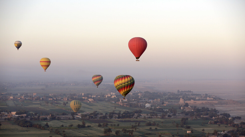 مصر.. لحظة سقوط منطاد يحمل ركابا من ارتفاع 60 مترا في مدينة الأقصر