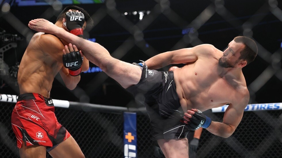 الروسي مسلم ساليخوف يسقط بالفنية القاضية أمام مقاتل صيني.. فيديو