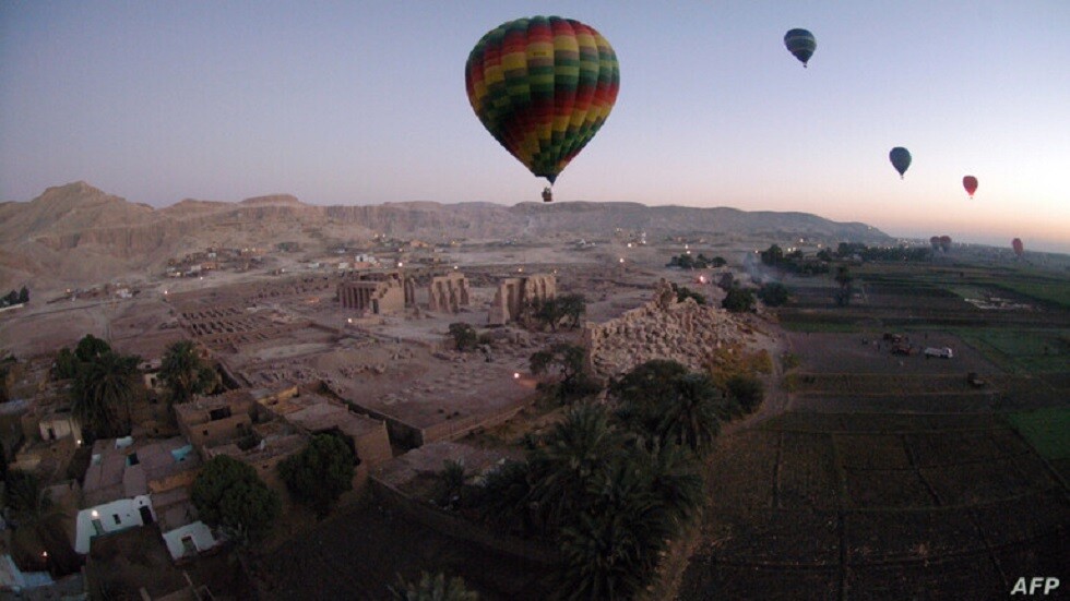 براعة قائديهما أنقذت الموقف.. توضيحات حول اصطدام المنطادين في مصر