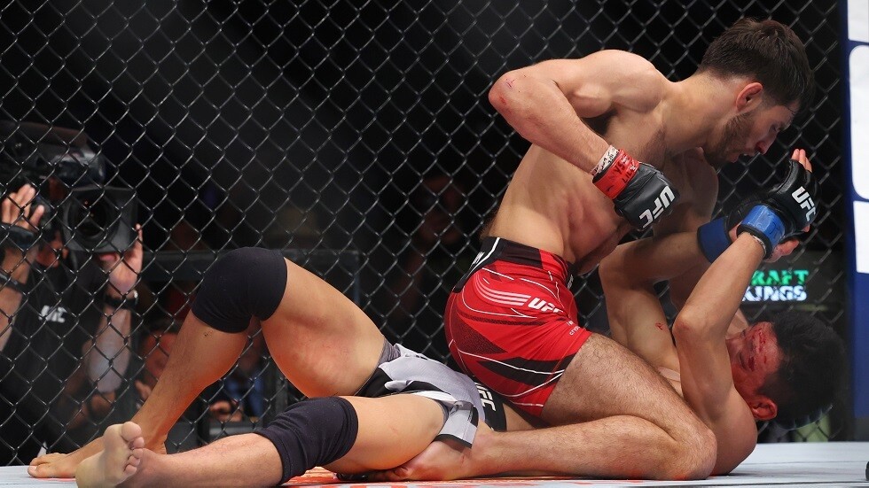 المقاتل الأمريكي مات شنيل يخنق الصيني سو مدرجي في مواجهة دموية .. فيديو