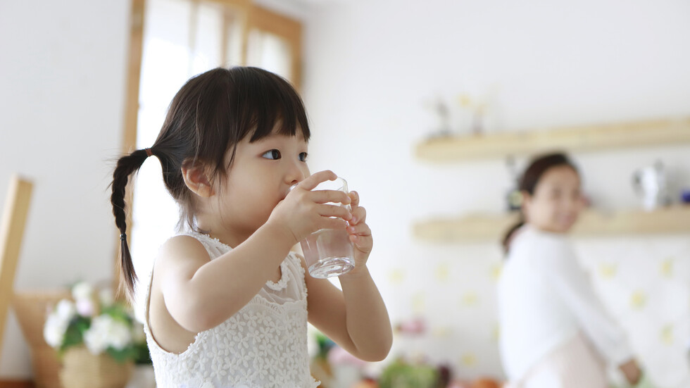 ما هي كمية الماء التي يجب أن يشربها الأطفال في موجة الحر؟