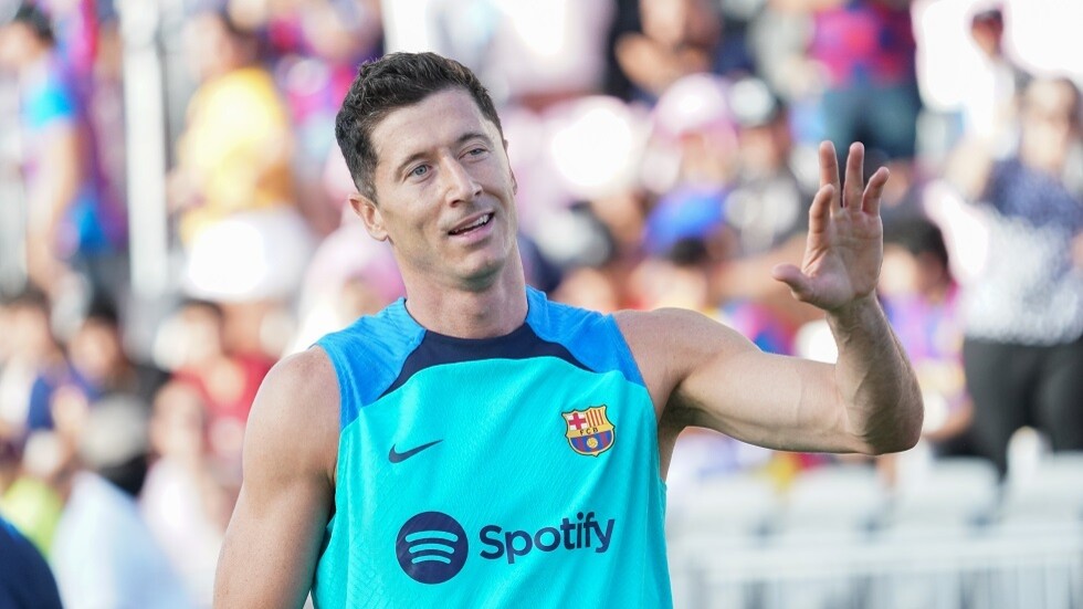 توقف طبع وبيع قميص ليفاندوفسكي بمتجر برشلونة