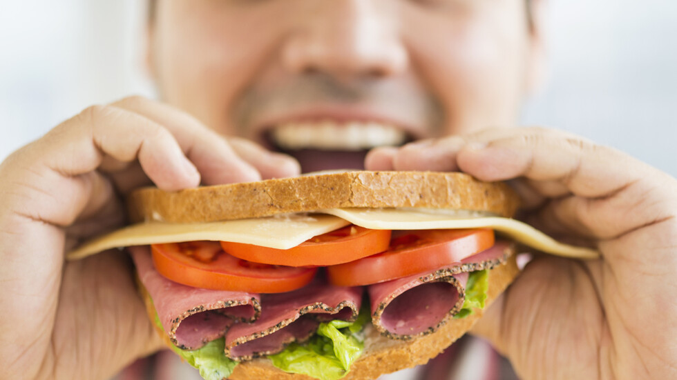 دراسة تكشف كيف يمكن لموجة الحر أن تجعل الرجال أكثر بدانة؟