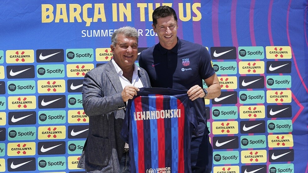 رسميا.. برشلونة يقدم مهاجمه الجديد ليفاندوفسكي (فيديو)