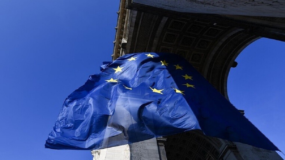 مصرفي فرنسي: العقوبات ضد روسيا تكلفنا ثمنا باهظا يدفعنا لإعادة التفكير في مدى دعمنا لزيلينسكي