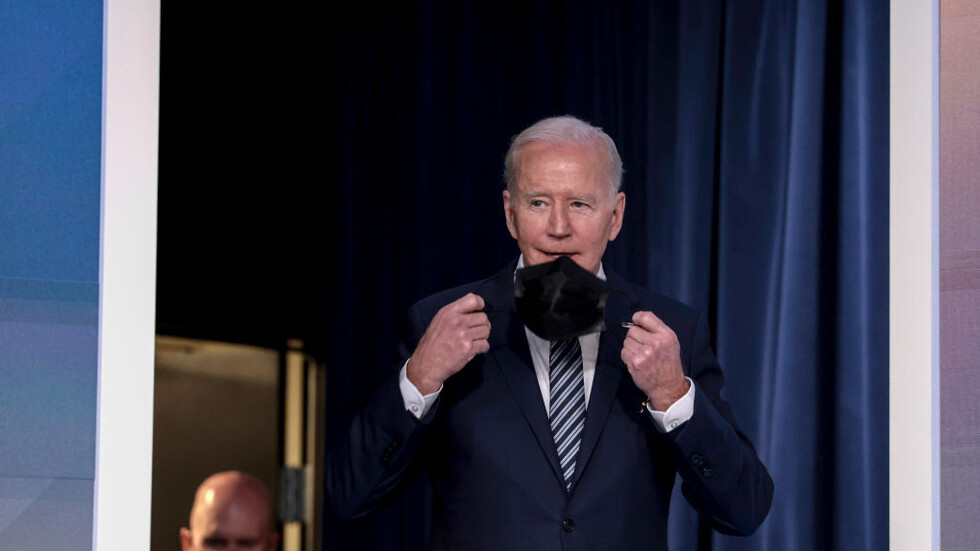 بايدن يقول إنه بخير ويمارس عمله من المنزل