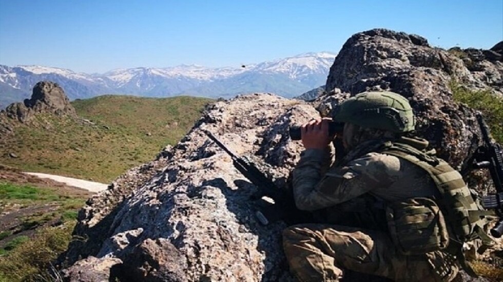 استهداف معسكر تتمركز فيه قوات تركية شرقي الموصل في شمال العراق بمجموعة من الصواريخ (صورة)