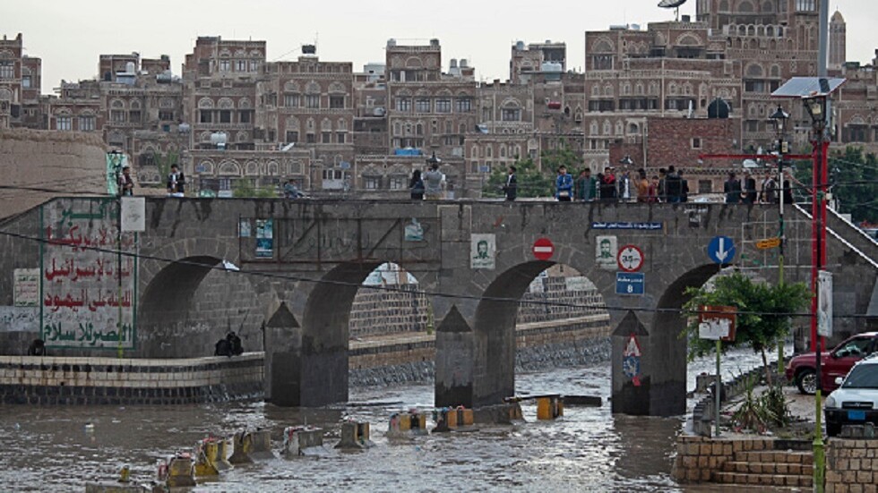 اليمن.. الدفاع المدني يطلق صافرات الإنذار المبكر في صنعاء القديمة نتيجة الأمطار الغزيرة والسيول
