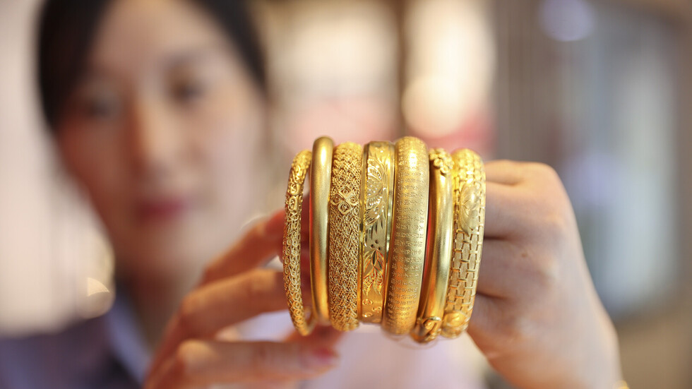 الذهب يتراجع بانتظار نتائج اجتماع الفيدرالي الأمريكي