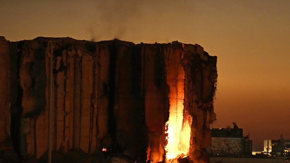 الحكومة اللبنانية تحذر المواطنين من انهيار محتمل لإهراءات القمح: اغلقوا النوافذ وارتدوا الكمامات