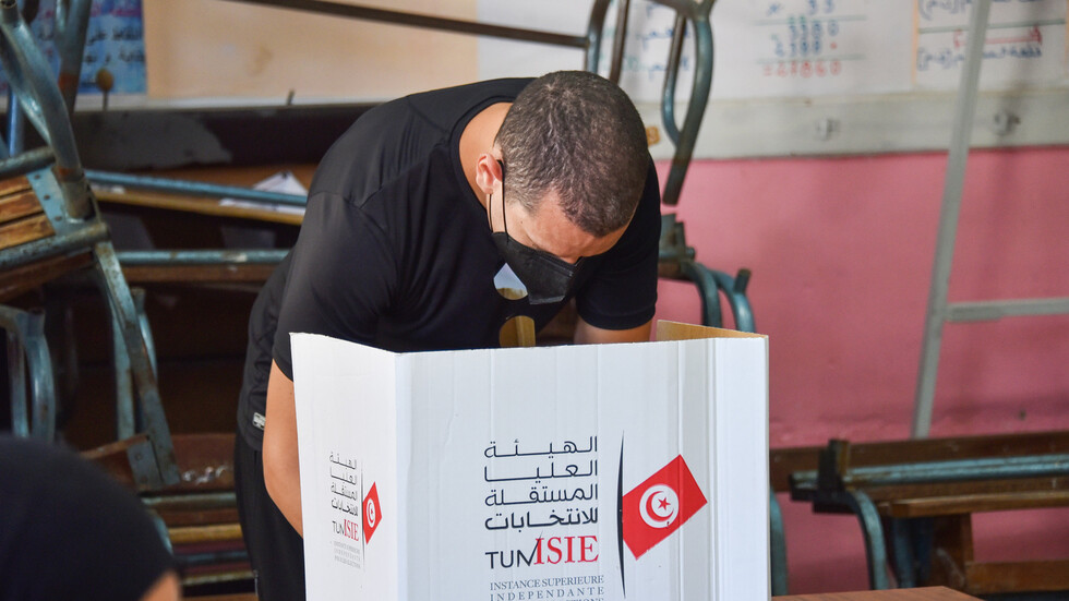 استطلاع رأي.. أكثر من 90٪ من الناخبين أيدوا مسودة الدستور التونسي الجديد (صور)