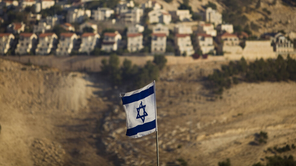 وزير إسرائيلي يكشف عن دولة عربية يمكن أن تتوسط بفاعلية بين إسرائيل والفلسطينيين