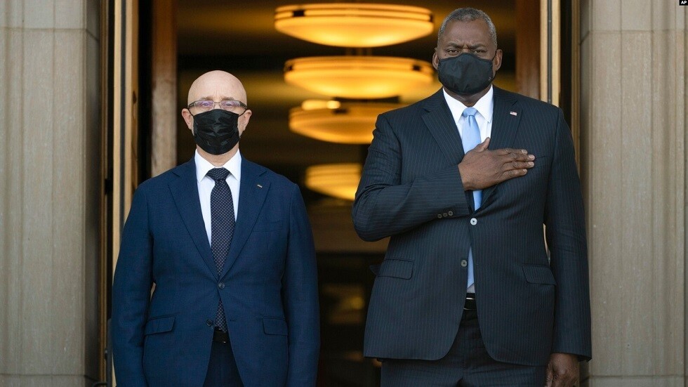 وزير الدفاع الأمريكي ونظيره الأوكراني يبحثان مسألة إمداد كييف بالأسلحة