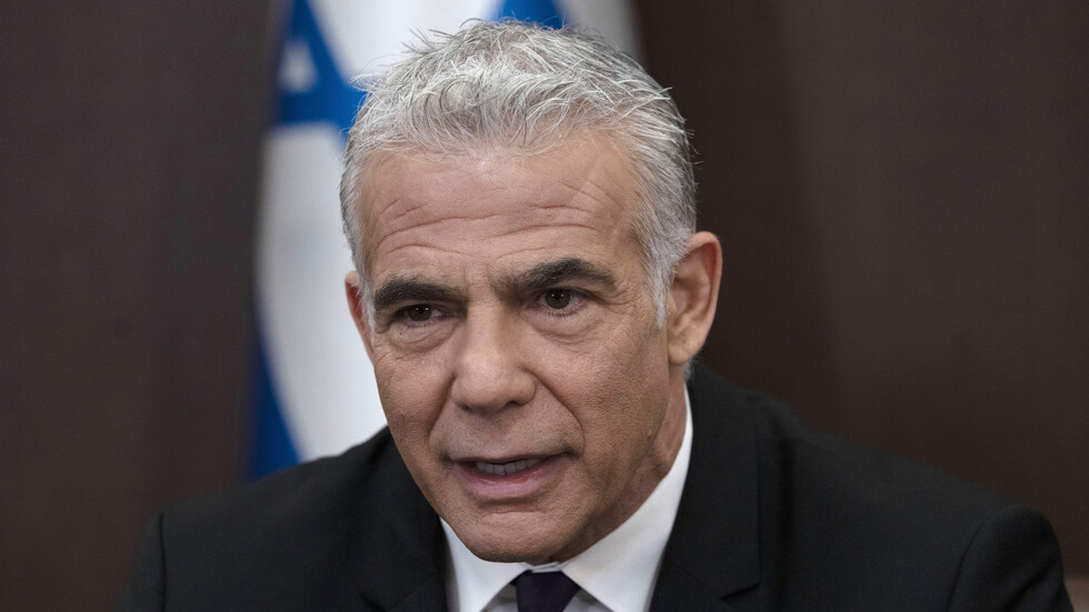 يائير لابيد يدعو بوريس جونسون إلى طرح التهديد العسكري الإيراني على الطاولة