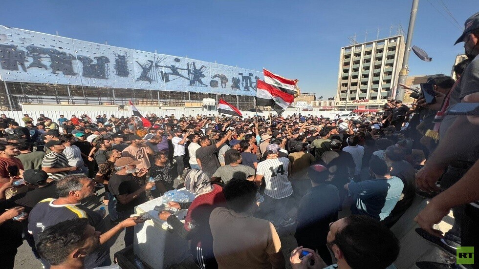 مؤيدو الصدر يتظاهرون في بغداد ويهددون بدخول المنطقة الخضراء (فيديو+صور)