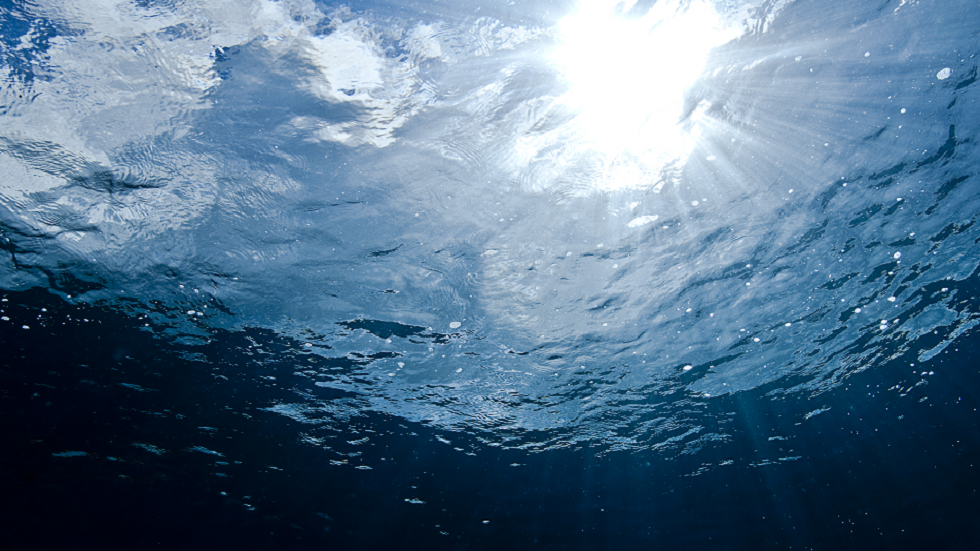 ثقوب في الأرض تحت سطح المحيط الأطلسي تثير حيرة العلماء!