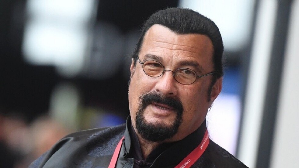 ستيفن سيغال يؤكد أنه لن يتخلى عن الجنسية الروسية أبدا