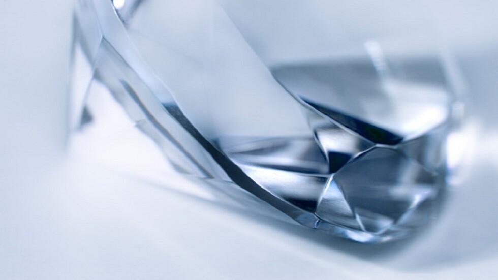 الأكبر منذ 300 عام.. استخراج ماسة وردية نقية نادرة في أنغولا (صور)