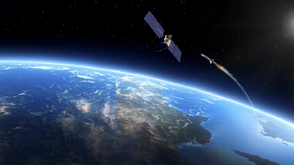 جزء من صاروخ ضخم "خارج عن السيطرة"  يندفع نحو الأرض.. فأين سيسقط؟