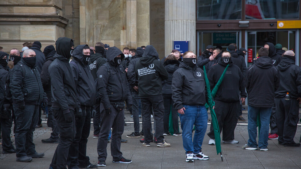 "شبيغل": متطرفون ألمان يتوجهون إلى أوكرانيا للقتال إلى جانب قوات كييف