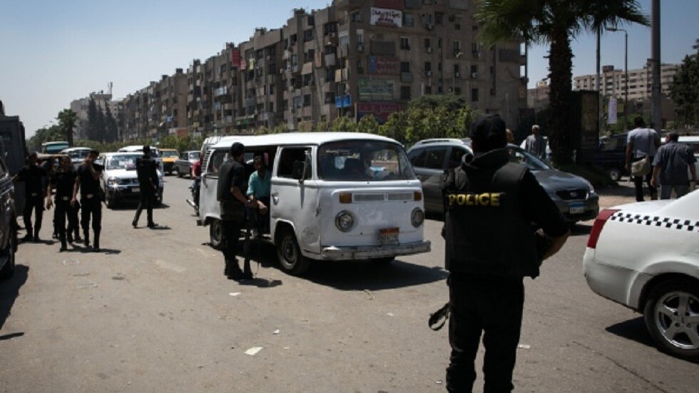 مصر.. ضحايا "مستريح السيارات" يقطعون طريق مصر أسوان الزراعي (صورة)