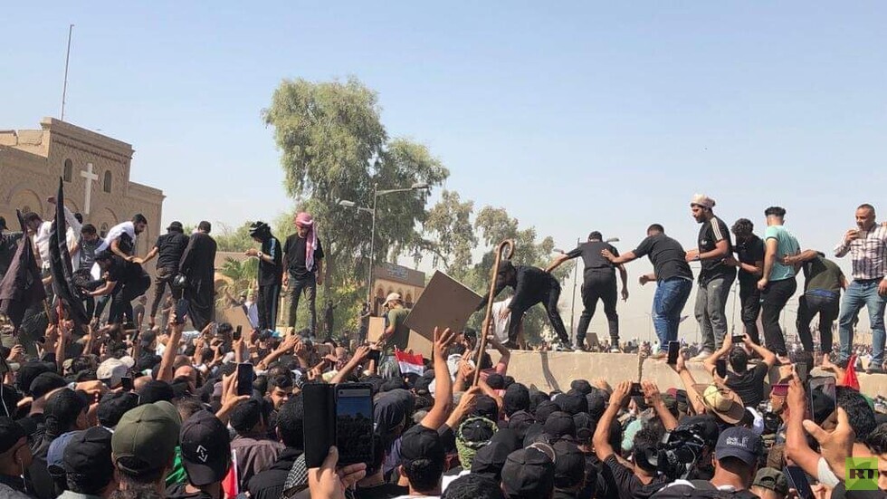 أتباع الصدر يدخلون المنطقة الخضراء ببغداد ويقتحمون مبنى البرلمان ودعوات لسلمية التظاهر وخفض التصعيد