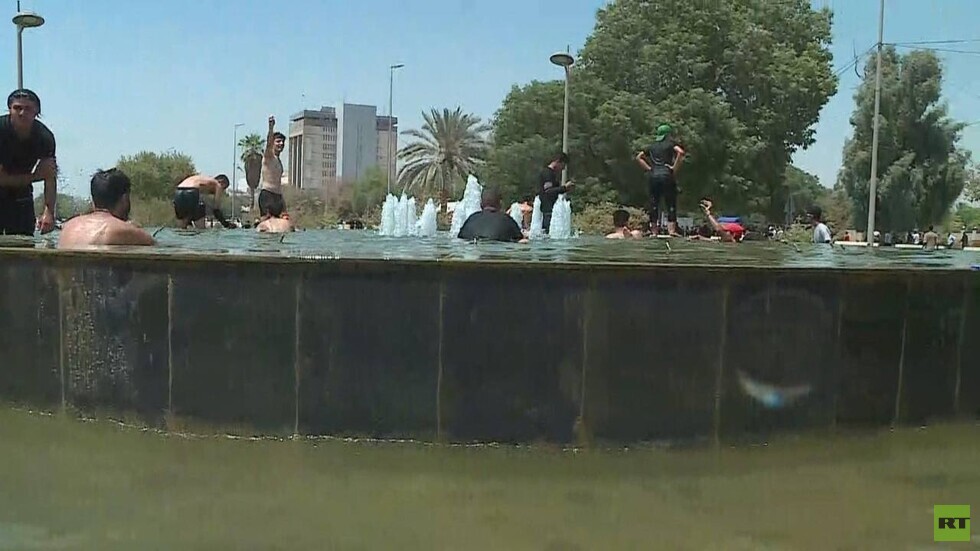 بالصور.. متظاهرون يستحمون في نافورة مجلس النواب العراقي