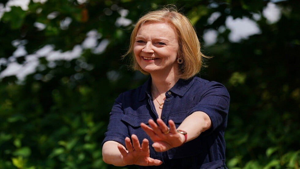 تراس تفوز بمؤيدين رئيسيين في سباق القيادة في بريطانيا وسوناك يتهمها بصب الزيت على النار