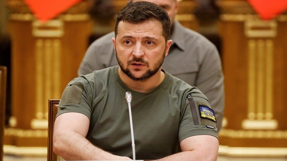 زيلينسكي يعلن إجلاء المدنيين عن المناطق الخاضعة لسيطرة كييف في دونباس بشكل إلزامي