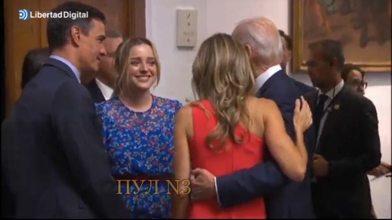 بعد واقعته مع الملكة.. بايدن يحتضن زوجة رئيس الحكومة الإسبانية (فيديو)
