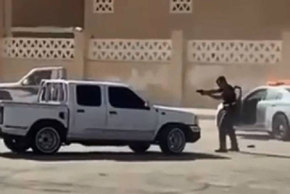السعودية.. رجل أمن يشهر مسدسه لإيقاف 