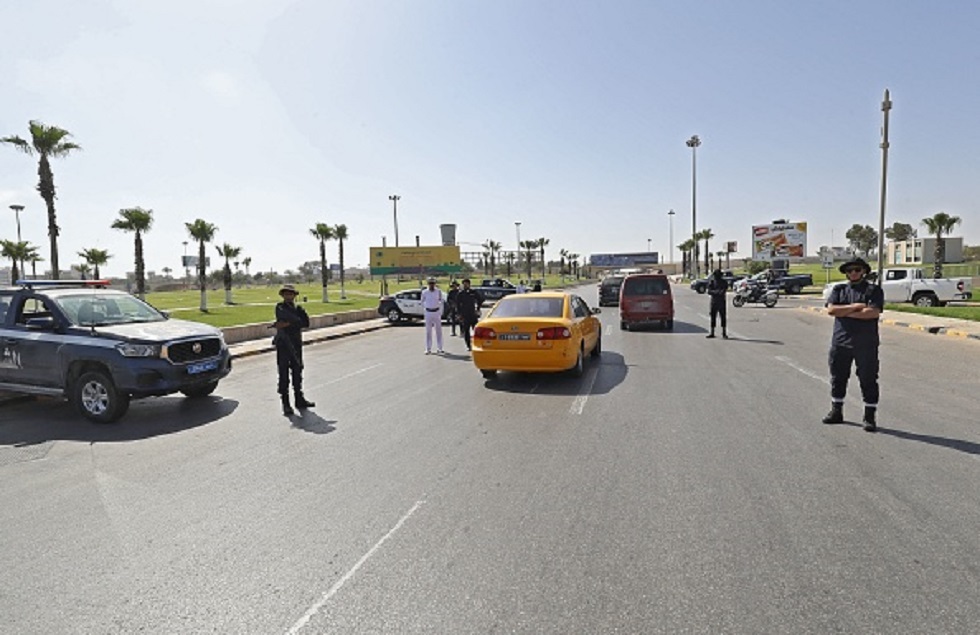 ليبيا.. متظاهرون يخرجون في طبرق رافعين الأعلام الخضراء والعلم الجديد (صور + فيديو)