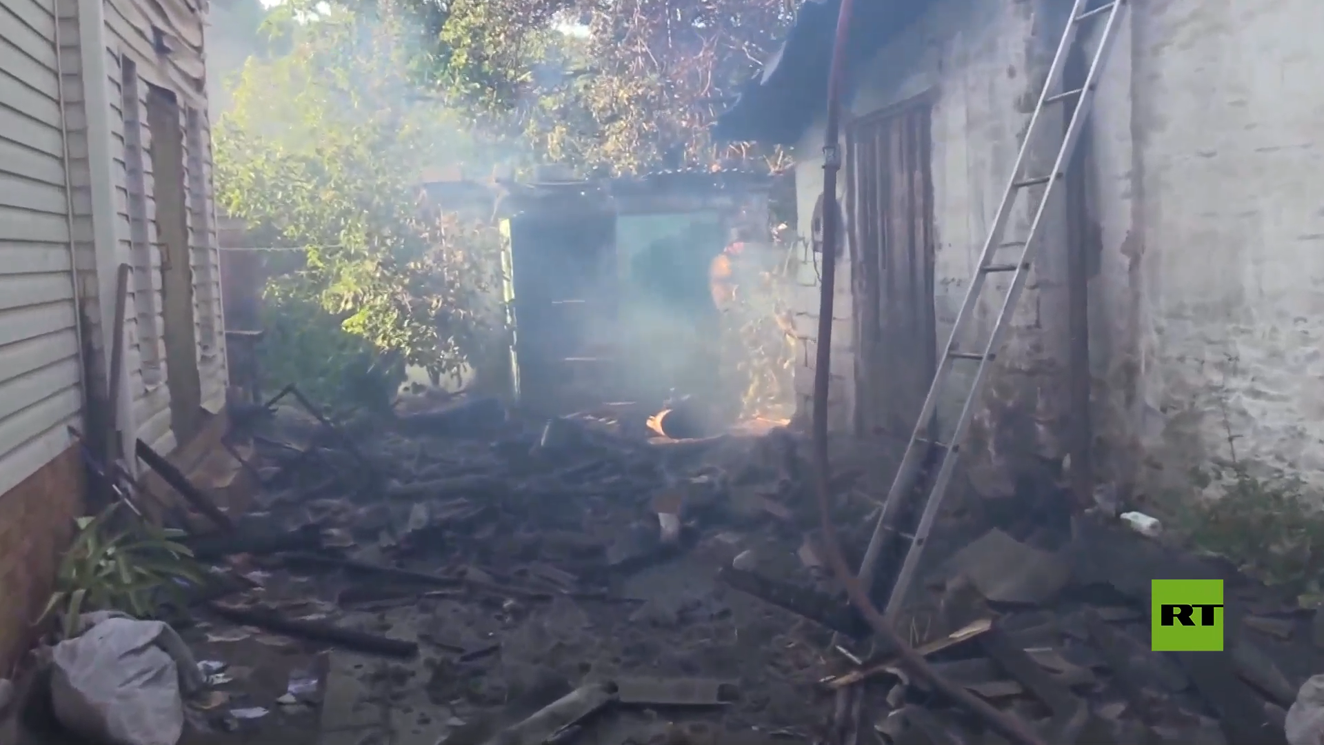 آثار قصف أوكراني عنيف على إحدى القرى في دونيتسك