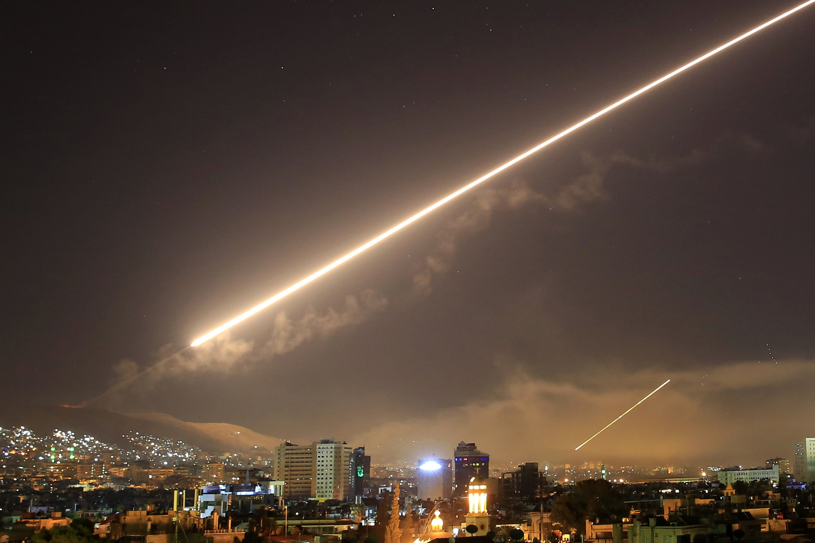 إعلام عبري: الغارة على سوريا استهدفت محاولات إيرانية لإدخال أنظمة دفاع جوي 