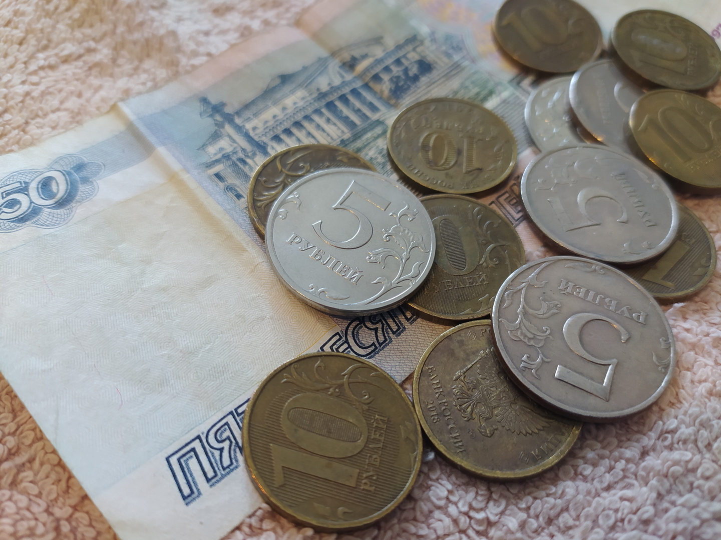الروبل الروسي يتراجع أمام الدولار واليورو إلى مستوى هو الأول في نحو أسبوعين