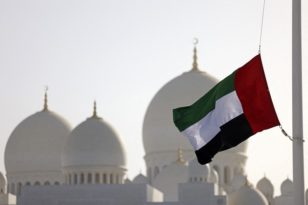 رئيس الإمارات يوجه بإعادة هيكلة برنامج دعم ذوي الدخل المحدود