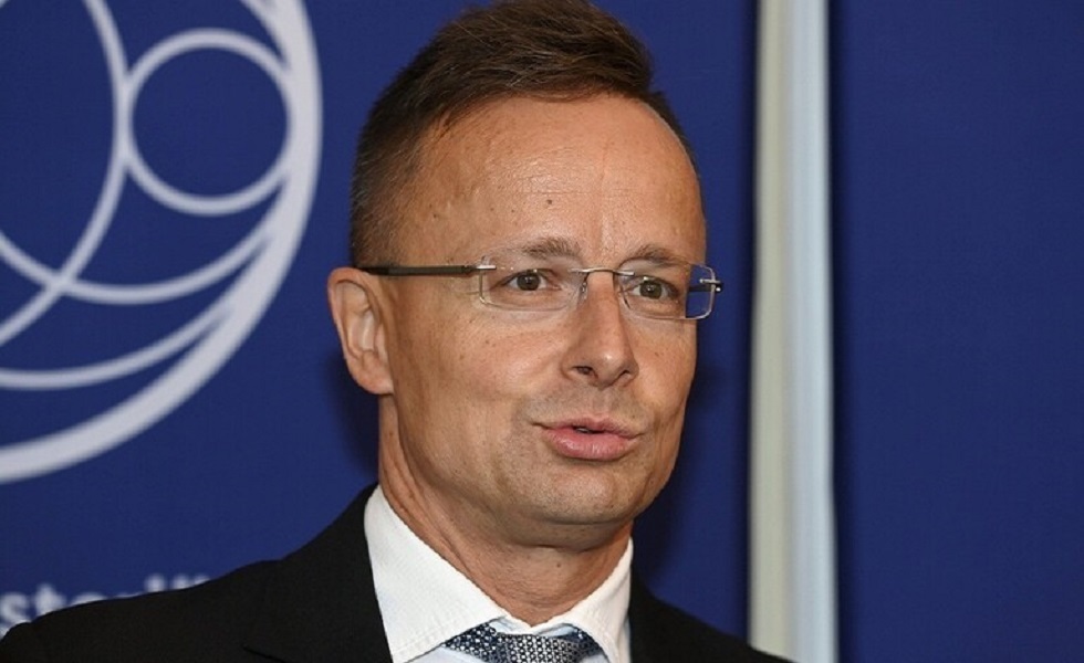 وزير الخارجية الهنغاري يحمل بروكسل وسوروس المسؤولية عن جرائم المهاجرين