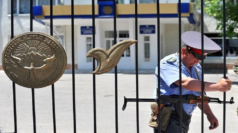 الأمن القرغيزي يتحقق من نبأ عن عبوة ناسفة بالسفارة الروسية في بيشكيك