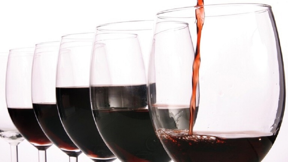 العلماء يكتشفون اختلاف تأثير الكحول في دماغ النساء والرجال