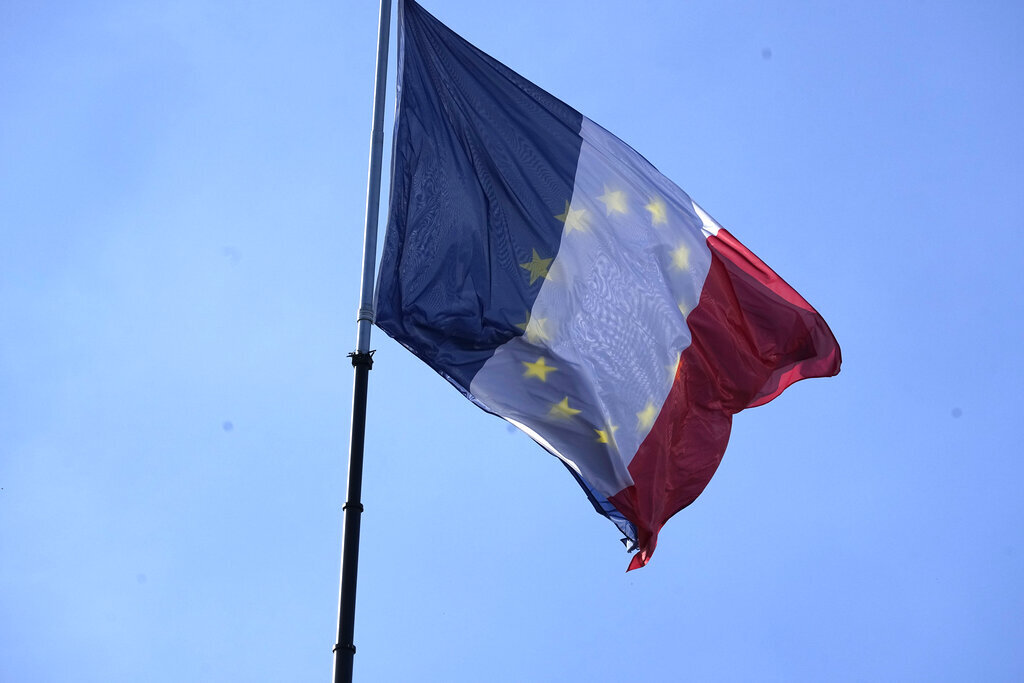 فرنسا تعد أوكرانيا بمختبر للتحقيق 