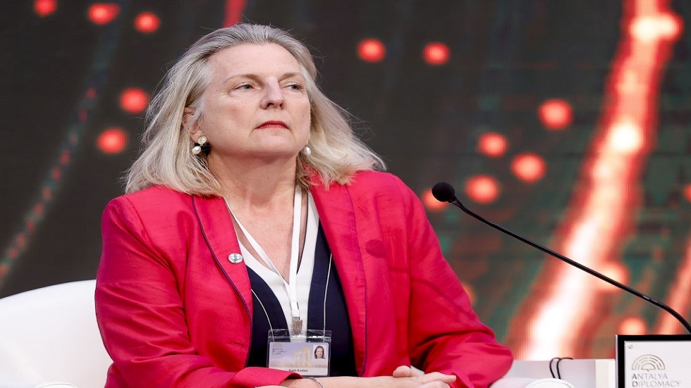 وسائل إعلام: وزيرة خارجية النمسا السابقة غادرت بلادها بسبب تهديدات بالقتل