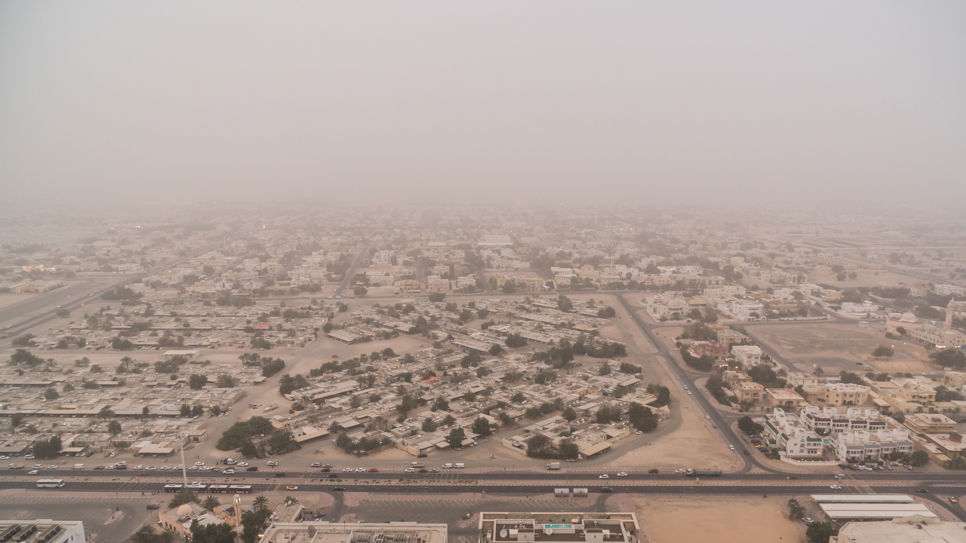 إغلاق الدوائر الرسمية في محافظات إيرانية جراء عاصفة رملية