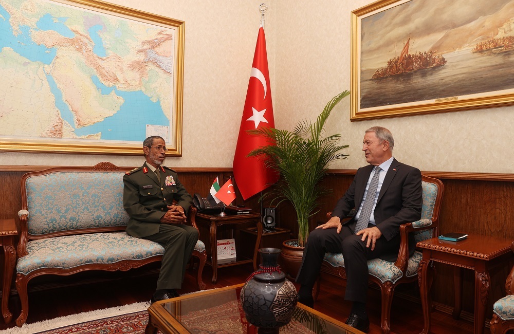 وزير الدفاع التركي ورئيس الأركان الإماراتي يبحثان التعاون الثنائي