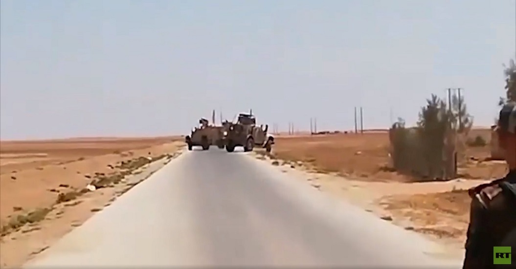 الجيش السوري يتصدى لرتل مدرعات أمريكي حاول اختراق حاجزه شرقي سوريا (فيديو)
