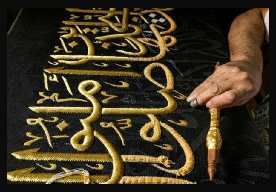 طرزت كسوة الكعبة لعقود.. أسرة في القاهرة الإسلامية تواصل حرفتها بخيوط الذهب