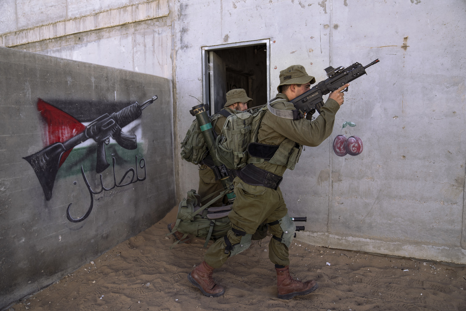 الجيش الإسرائيلي ينفذ حملة اقتحامات واعتقالات طالت 40 فلسطينيا بالضفة الغربية (فيديوهات)