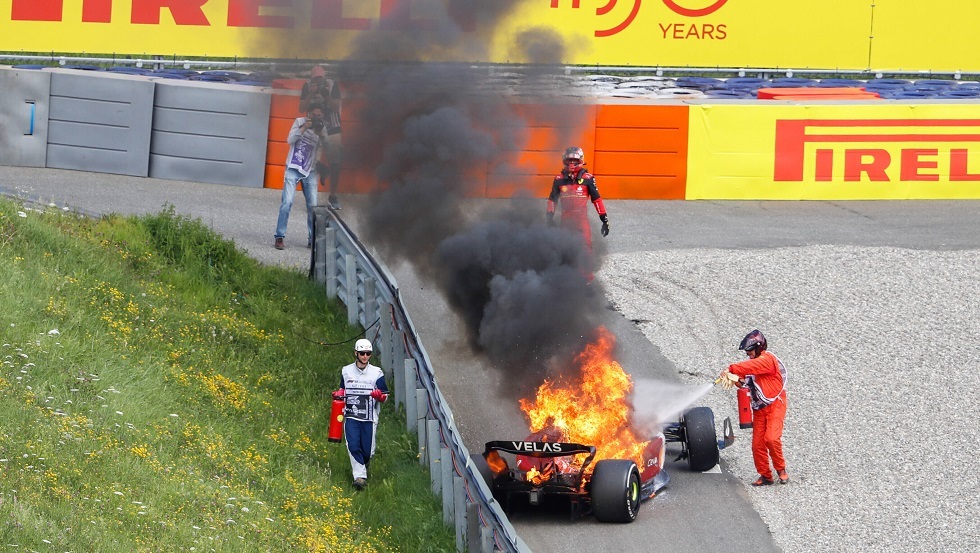 شاهد.. اشتعال النيران في سيارة فيراري أثناء سباق الفورمولا-1