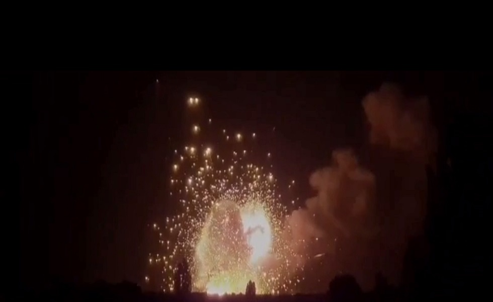 انفجارات ضخمة نتيجة قصف أوكراني لمستودعات أسمدة في نوفايا كاخوفكا بصواريخ HIMARS الأمريكية.. فيديو