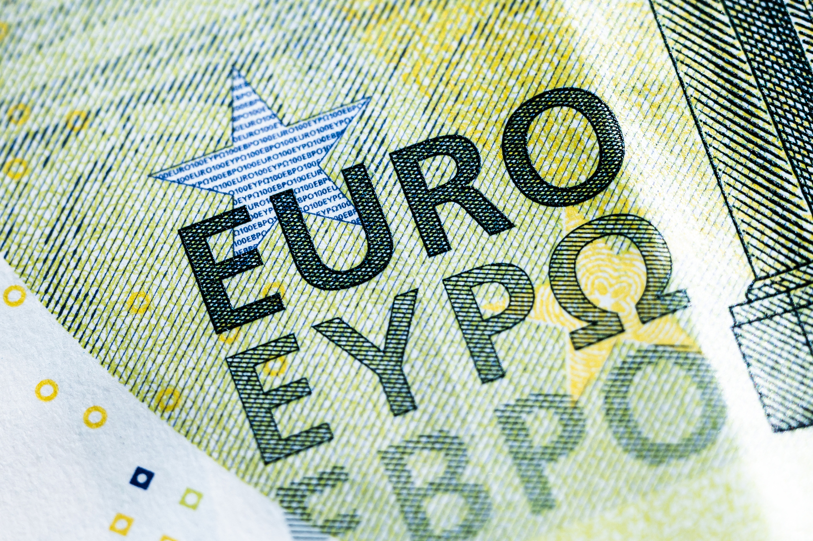 اليورو يتساوى مع الدولار.. ماذا يعني هبوط العملة الأوروبية؟