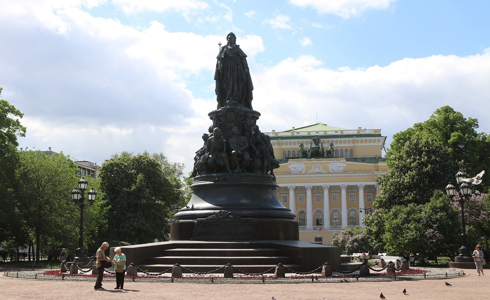 نصب تذكاري لكاثرين الثانية في بطرسبورغ-أرشيف